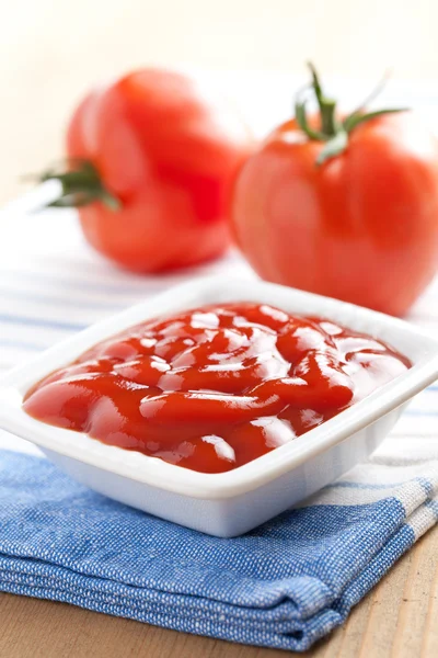 Ketchup e pomodori — Foto Stock