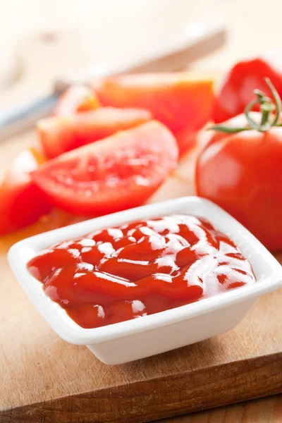 Ketchup och tomater — Stockfoto