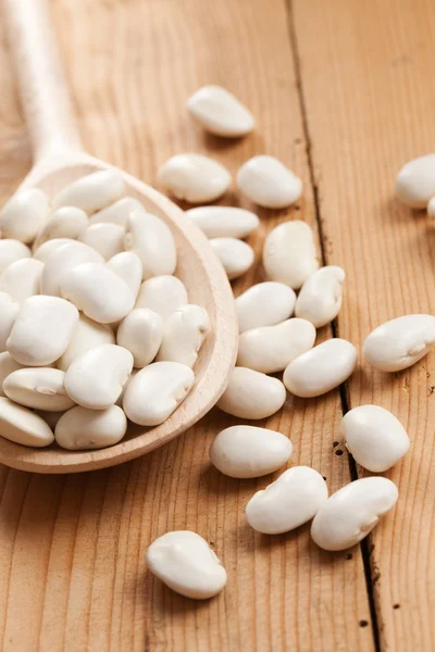 木のスプーンの白豆 — ストック写真