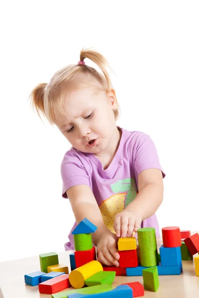 Küçük kız oyuncak bloklarıyla oynuyor. — Stok fotoğraf