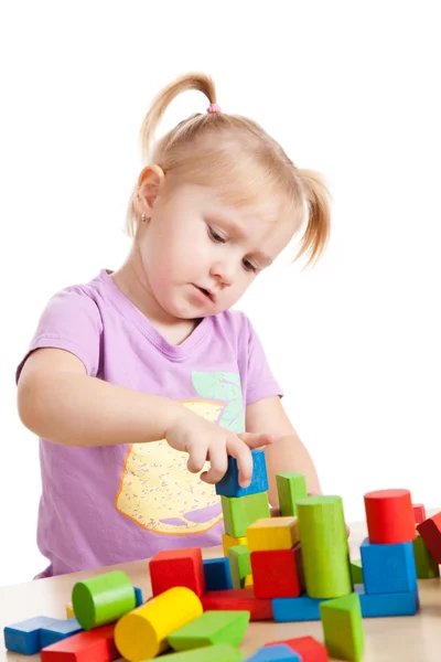 Liten flicka leker med leksaksblock — Stockfoto