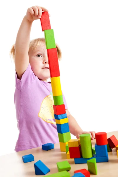 Bambina che gioca con i blocchi di giocattoli — Foto Stock