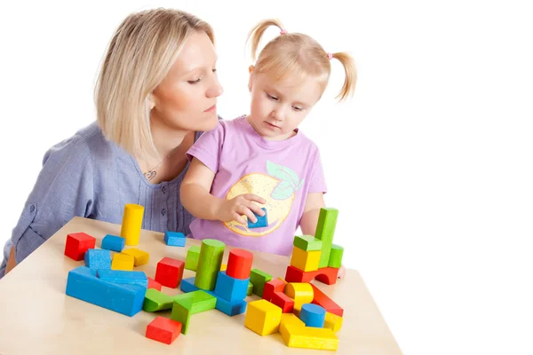 Niña y su madre jugando con bloques de juguetes —  Fotos de Stock
