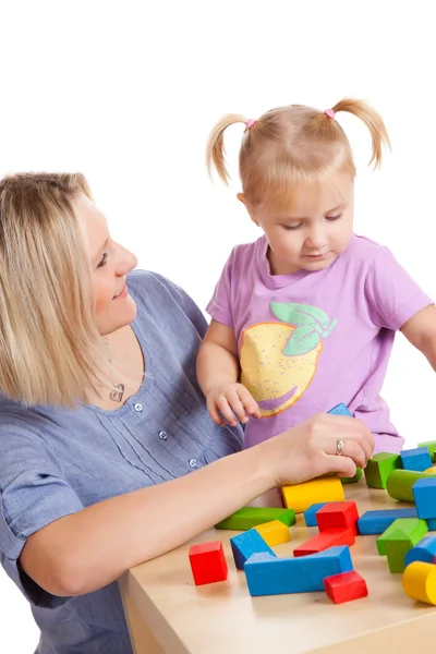Niña y su madre jugando con bloques de juguetes —  Fotos de Stock