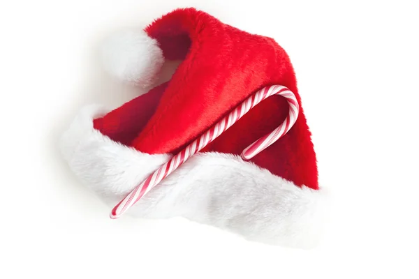 Pruhovaný bonbony cukrové třtiny a vánočními klobouk — Stock fotografie