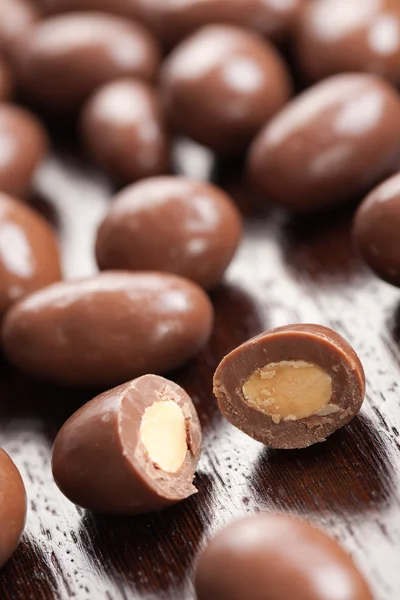 Amêndoas em chocolate — Fotografia de Stock