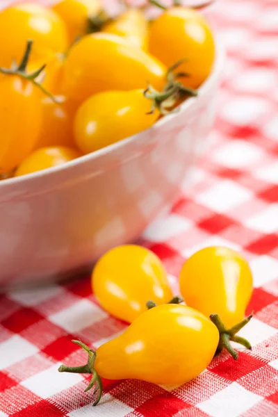 Roșii galbene pe fața de masă de picnic — Fotografie, imagine de stoc