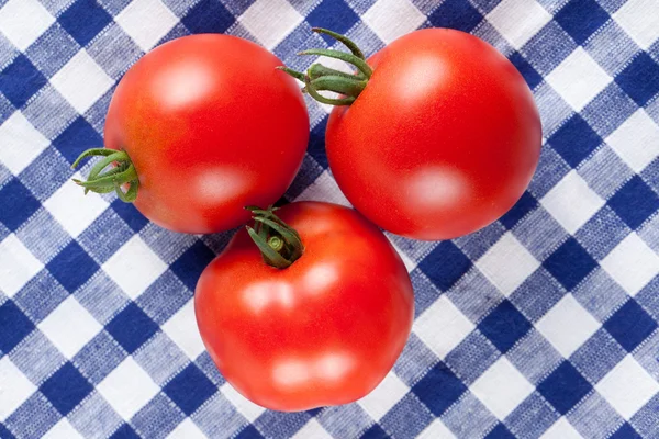 Красные помидоры на столе — стоковое фото