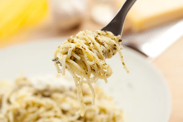 Spaghetti z pesto bazyliowym — Zdjęcie stockowe