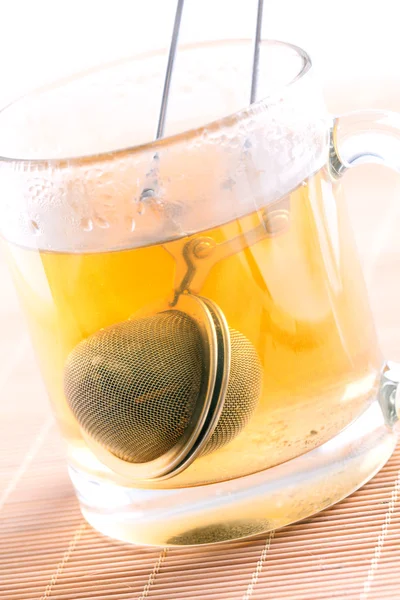 Coador de chá na xícara — Fotografia de Stock