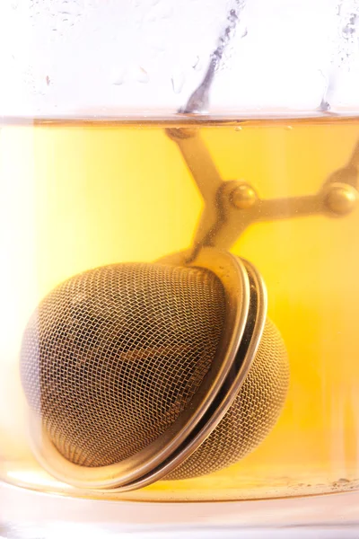 Чайний фільтр в чашці — стокове фото