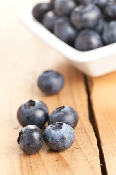 木制桌子上的蓝莓 — 图库照片