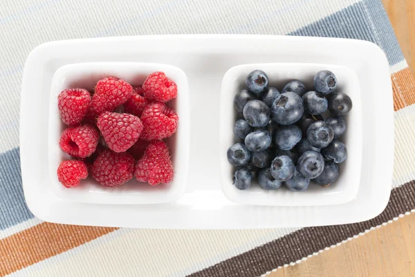 蓝莓和树莓在碗 — 图库照片