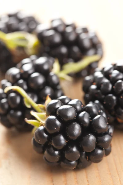 木桌上的黑莓 — 图库照片