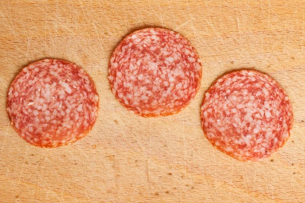 Skivor av färsk salami — Stockfoto