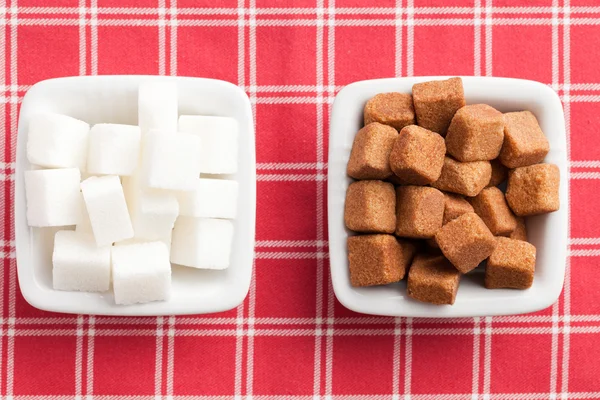 Коричневий і білий кубів цукру — стокове фото