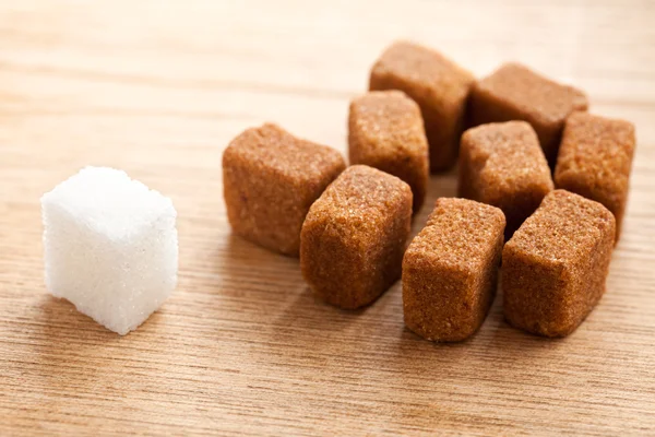 Zucchero a cubetti bianchi e marroni — Foto Stock