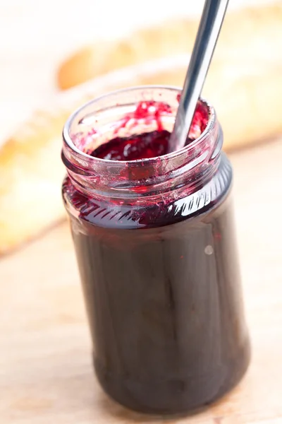 Fruitige jam in glazen pot — Stockfoto