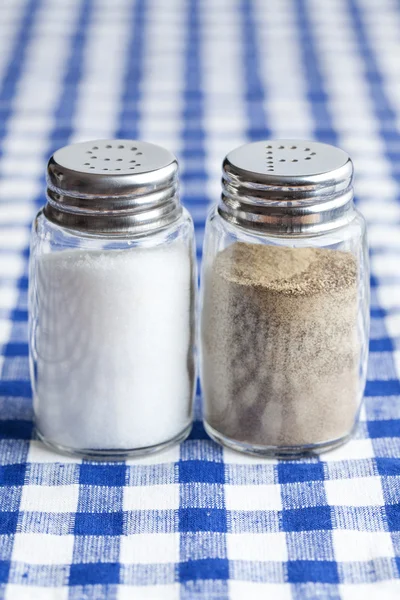 Соль и перцовый шейкер — стоковое фото