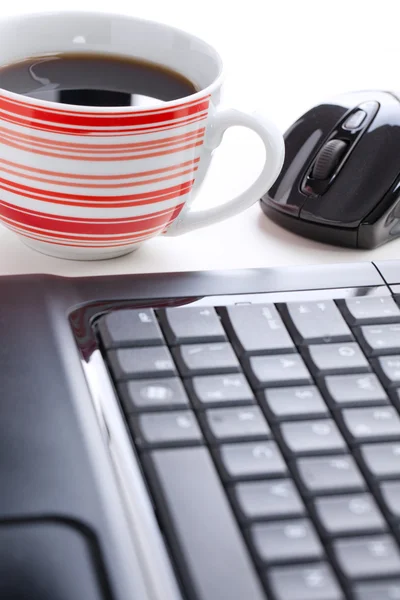 计算机鼠标和咖啡杯子 — 图库照片