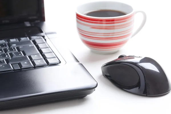 Dator mus och kaffe kopp — Stockfoto