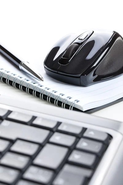 Компьютерная мышь и ноутбук с ручкой — стоковое фото
