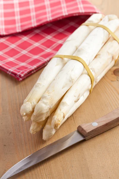 Asparagi bianchi sul tavolo della cucina — Foto Stock