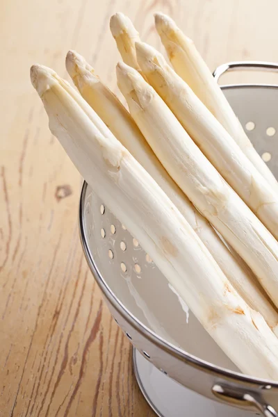 White asparagus in colander — Stock Photo, Image
