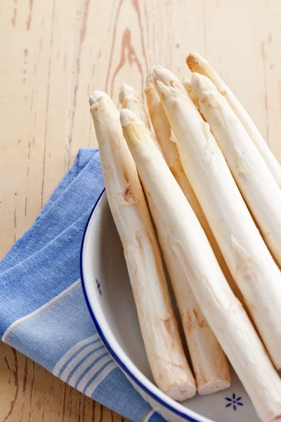 White asparagus on kitchen table — Stock Photo, Image