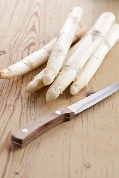 White asparagus on kitchen table — Stock Photo, Image