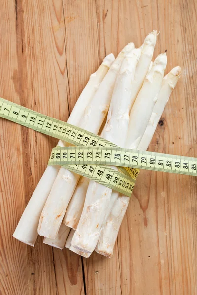 White asparagus and measuring tape — Stock Photo, Image