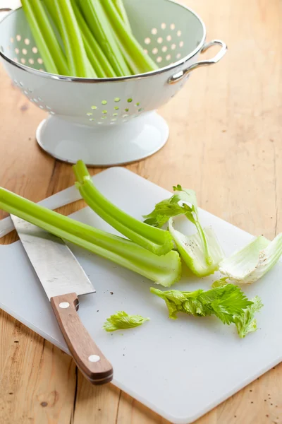 Bastoncini di sedano verde sul tavolo della cucina — Foto Stock