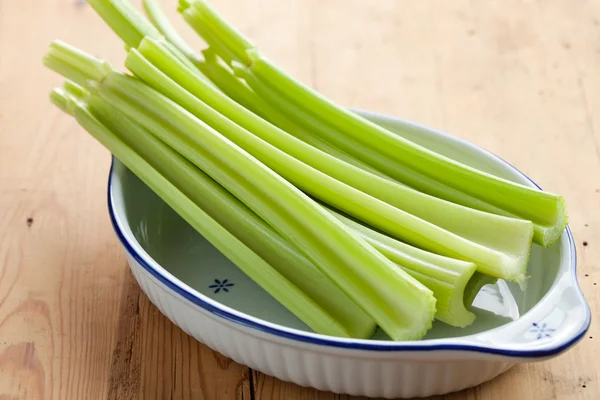 Zelený celer hole na kuchyňském stole — Stock fotografie
