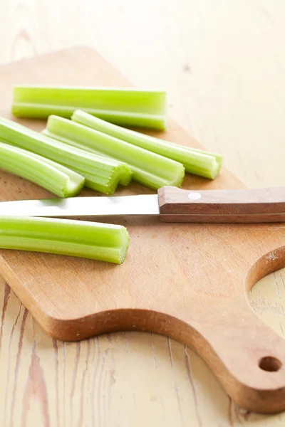 Grüne Selleriestangen auf dem Küchentisch — Stockfoto