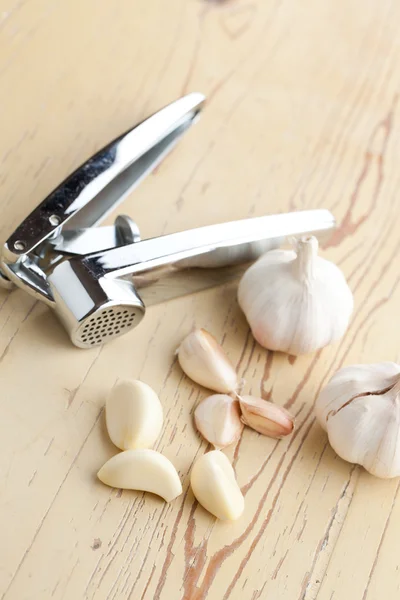 Fresh garlic on kitchen table — Stock Photo, Image