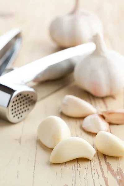 Fresh garlic on kitchen table — Stock Photo, Image