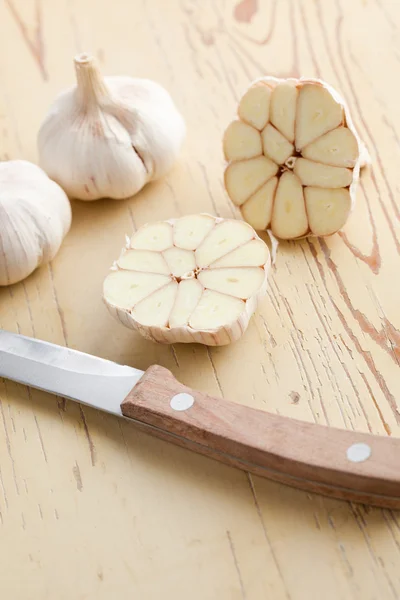 Čerstvý česnek na kuchyňském stole — Stock fotografie