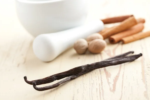 Vanilla with nutmeg and cinnamon — Stock Photo, Image