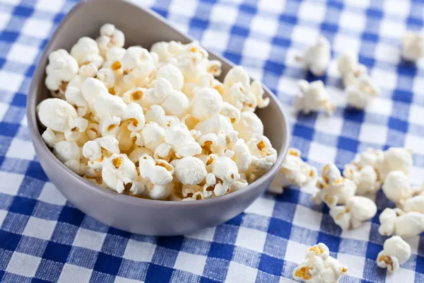 Popcorn in bowl — Stock Photo, Image
