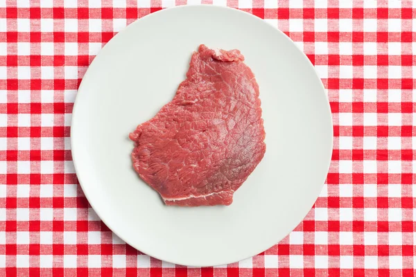 Filete de carne cruda en el plato — Foto de Stock
