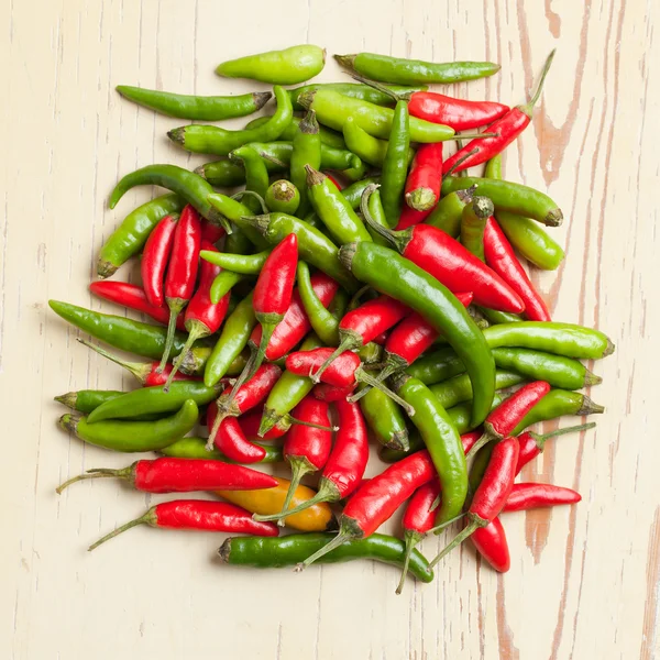 Červená a zelená pálivá paprika — Stock fotografie