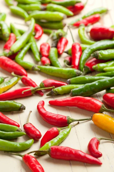 Κόκκινες και πράσινες καυτερές πιπεριές — Φωτογραφία Αρχείου