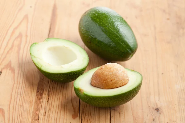 Snijd de avocado — Stockfoto