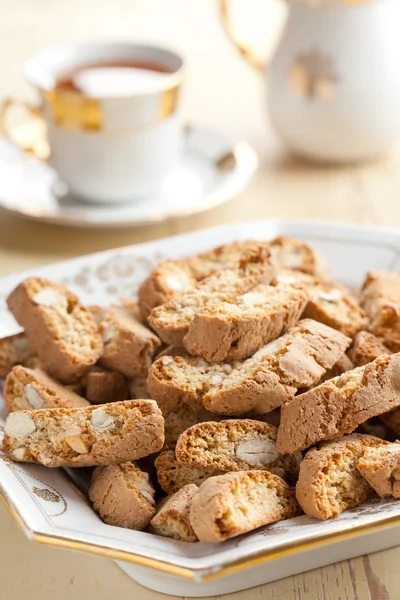 Italiaanse cantuccini cookies met thee — Stockfoto
