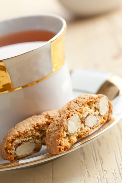Italian cantuccini cookies with tea — Stock Photo, Image