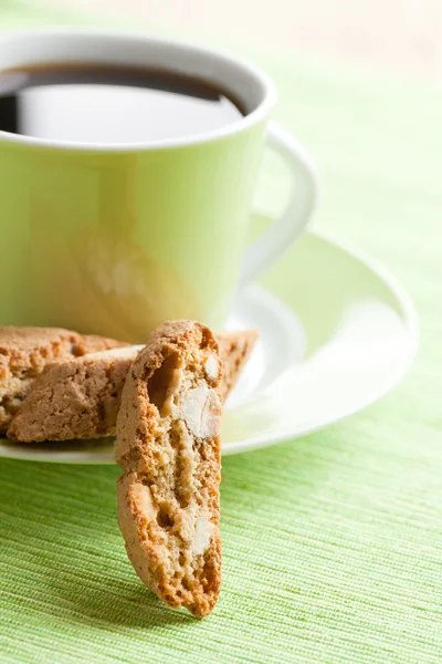 Biscoitos cantuccini italianos e xícara de café — Fotografia de Stock