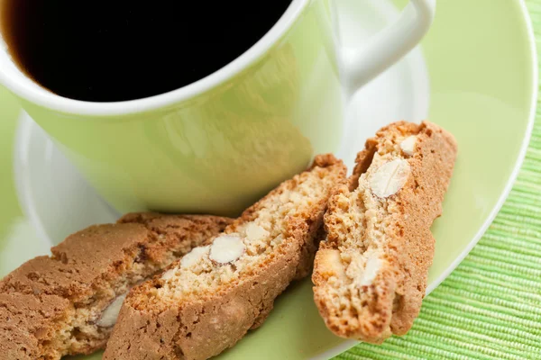 Italienische Cantuccini-Kekse und Kaffeetasse — Stockfoto
