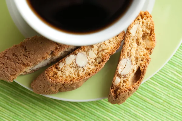 Italiaanse cantuccini cookies en koffiekopje — Stockfoto