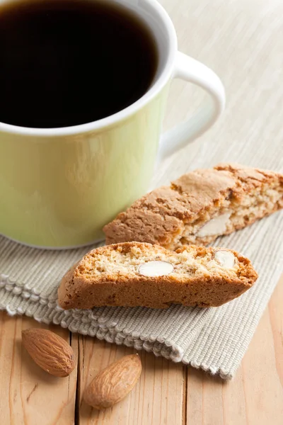 Ciasteczka cantuccini włoski i filiżanka kawy — Zdjęcie stockowe