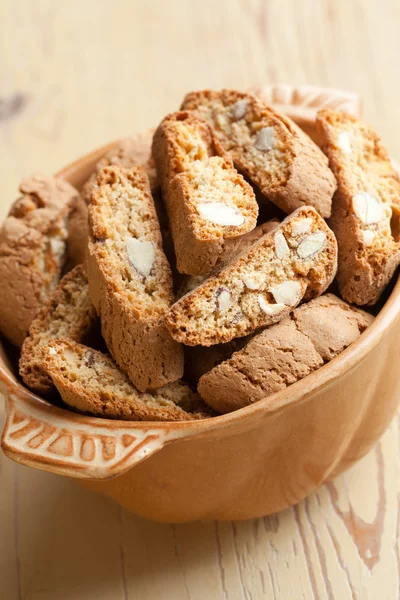 Итальянское печенье кантучини в миске — стоковое фото
